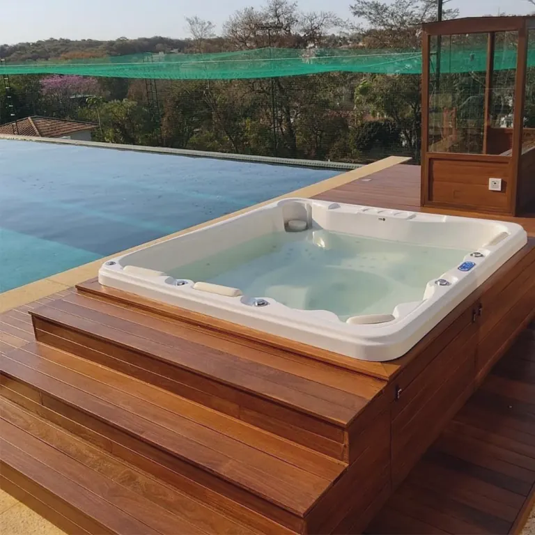 SPA MIRAGE: Além do luxo, Mirage integra jatos de hidromassagem intensos e cromoterapia envolvente, acentuando o bem-estar sensorial. Com assento ergonômico, é um verdadeiro oásis de calma e requinte, ideal para momentos de lazer com um toque de sofisticação.