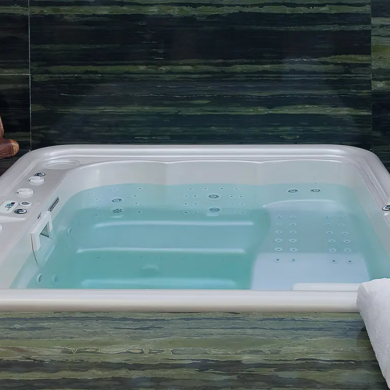SPA STYLE: Com assento anatômico e jatos de hidromassagem estrategicamente posicionados, a Style oferece uma experiência única de relaxamento. A cromoterapia envolvente proporciona uma sensação de bem-estar completo, aliando elegância e modernidade para o máximo em conforto.