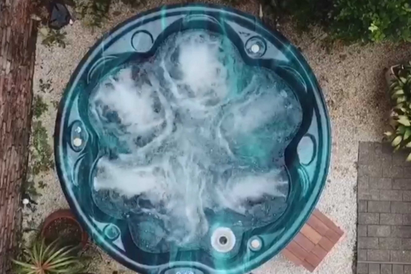 Jatos de hidroterapia em funcionamento num spa Pretty Jet