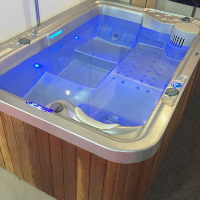 SPA BALCONY: Perfeito para espaços panorâmicos, o Balcony combina um assento anatômico com jatos de hidromassagem suaves. A cromoterapia adiciona um toque especial ao ambiente, garantindo um bem-estar absoluto enquanto se aprecia vistas deslumbrantes, tornando cada momento único e revigorante.