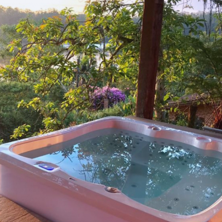 SPA FONTAINE: Criando uma harmonia perfeita, a Fontaine oferece um assento ergonômico, jatos de hidromassagem e cromoterapia que transformam qualquer espaço em um santuário de serenidade. Ideal para quem busca um equilíbrio aquático em ambientes sofisticados e serenos.