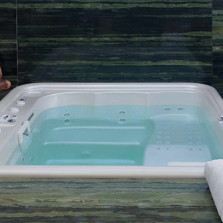 SPA STYLE: Com assento anatômico e jatos de hidromassagem estrategicamente posicionados, a Style oferece uma experiência única de relaxamento. A cromoterapia envolvente proporciona uma sensação de bem-estar completo, aliando elegância e modernidade para o máximo em conforto.